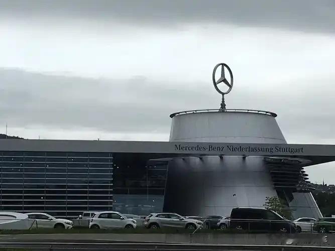 欧盟正式取消2035年的燃油车生产策略，有的人认为：燃油车库存没有清理完，这话也