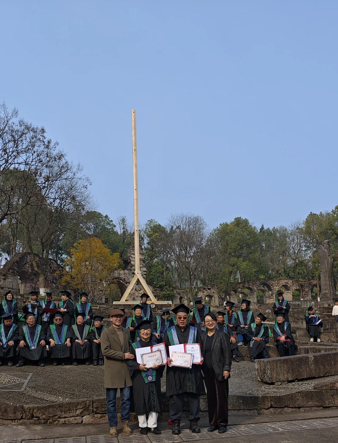 人生也算圆满？
四川美术学院，

及象书画庆典，

三十八位老人，

笑容非常灿