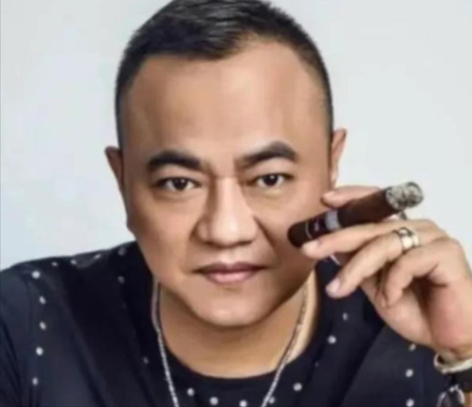 2004年，赵本山的保镖张家豪去酒吧消遣，无意刮蹭到一辆斯巴鲁，车主嚣张的向他索