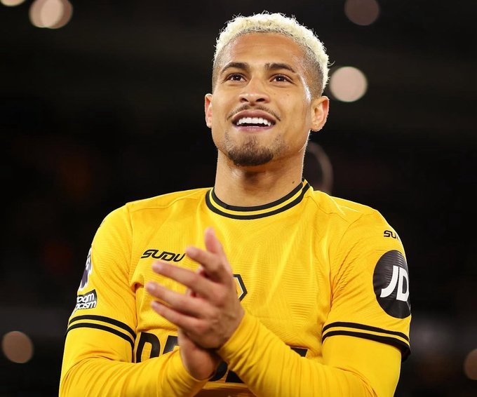 罗马诺谈戈麦斯他是曼联考虑的人选之一，不是唯一。曼联的引援名单上还有好几名中场球