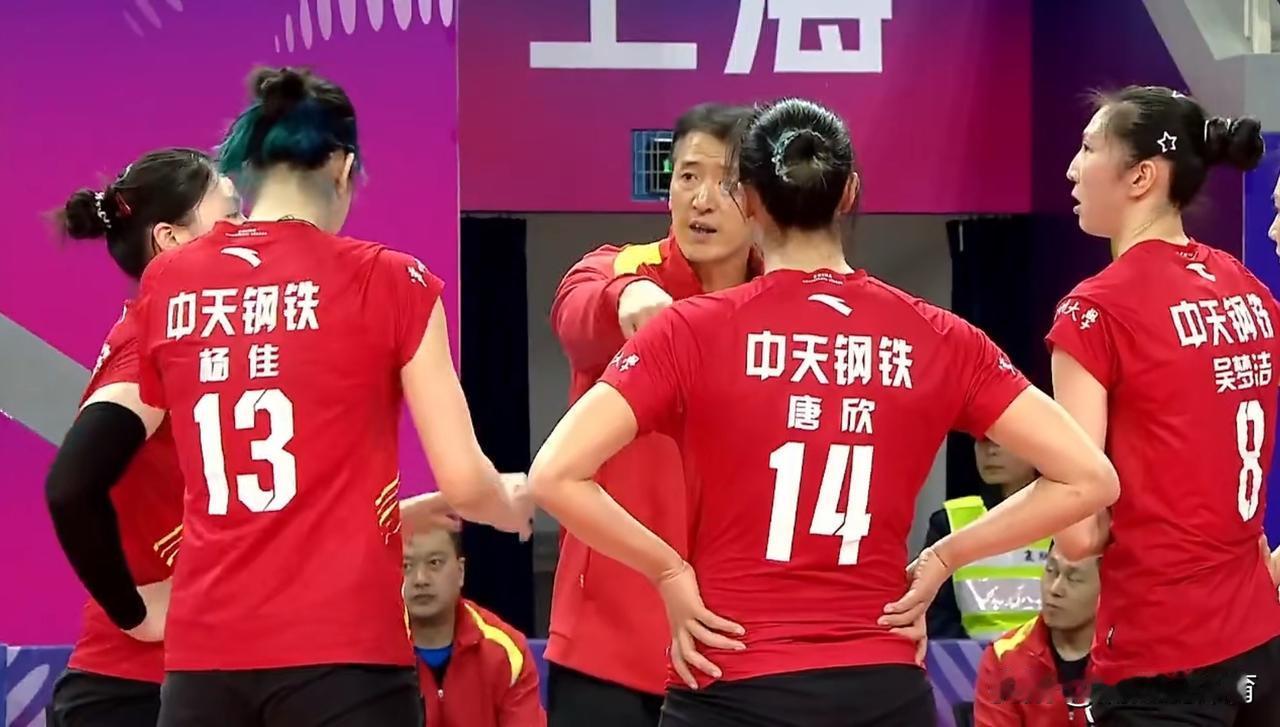 女排苏沪大战的最大软肋是江苏女排主教练施海荣。上海女排3-1力克江苏继续领跑排超