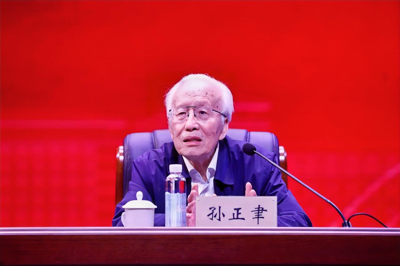 5月26日上午，中国矿业大学在明德礼堂举行校党委理论学习中心组（扩大）学习会暨树