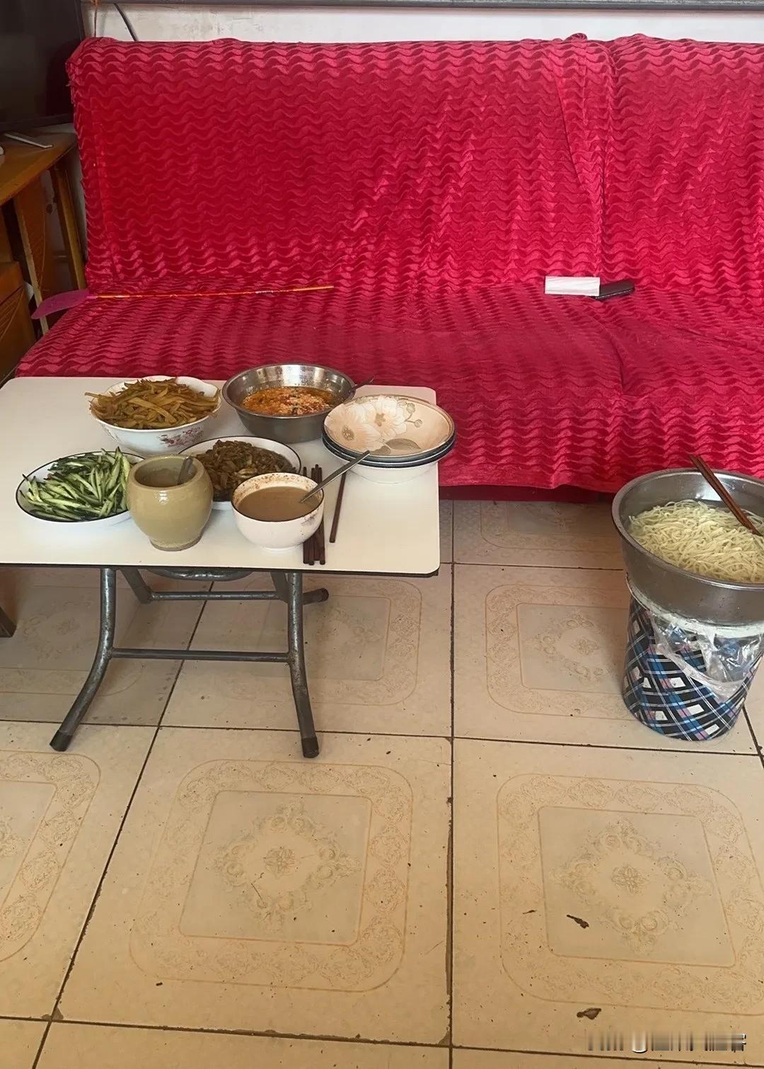又到了吃面条的季节。

夏天到了，河北人的餐桌上，永远少不了一碗顺口面条。一方水