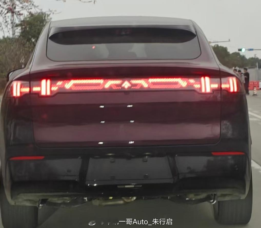 全新昊铂S600的实车曝光尾灯看起来还是挺炫酷的估计是采用了自定义的灯幕设计感觉