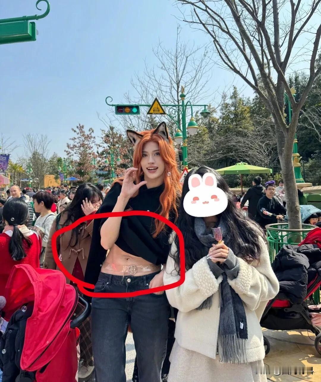 #致敬最美的她#卡琳娜带娃游迪士尼！
看来卡琳娜已经走出迷雾，看起来状态很好，轻