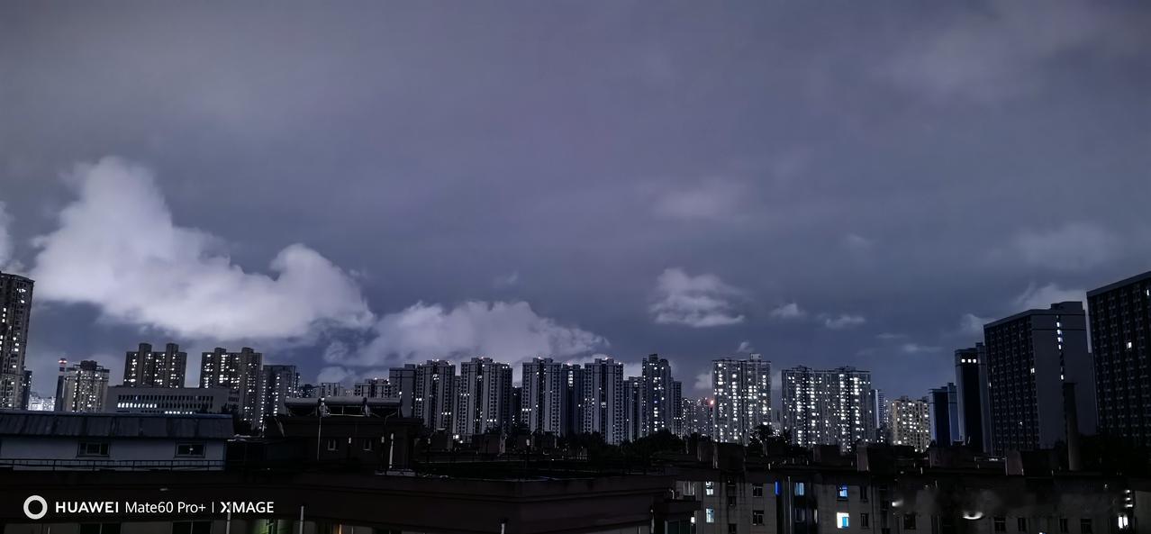 雨夜下的城市！连续下了两天雨之后，虽然云还没有散，但是西安的天空格外的通透，低低