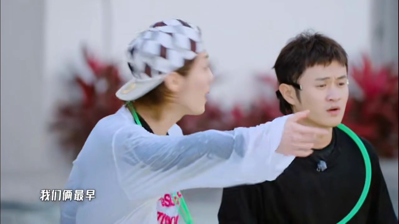 女嘉宾选人的时候都站在了鹿晗的身后，邓超陈赫看到好震惊，没办法 大家都喜欢鹿晗女