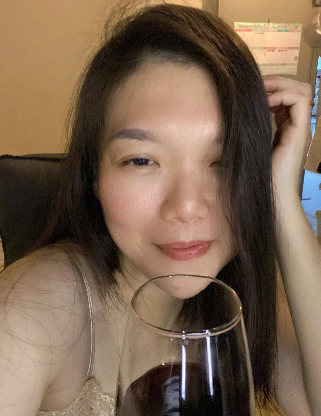 周末微醺 最是惬意🍷
周末的微醺，清醒的弦松了，
平日里的繁杂稜角、琐碎烦忧，