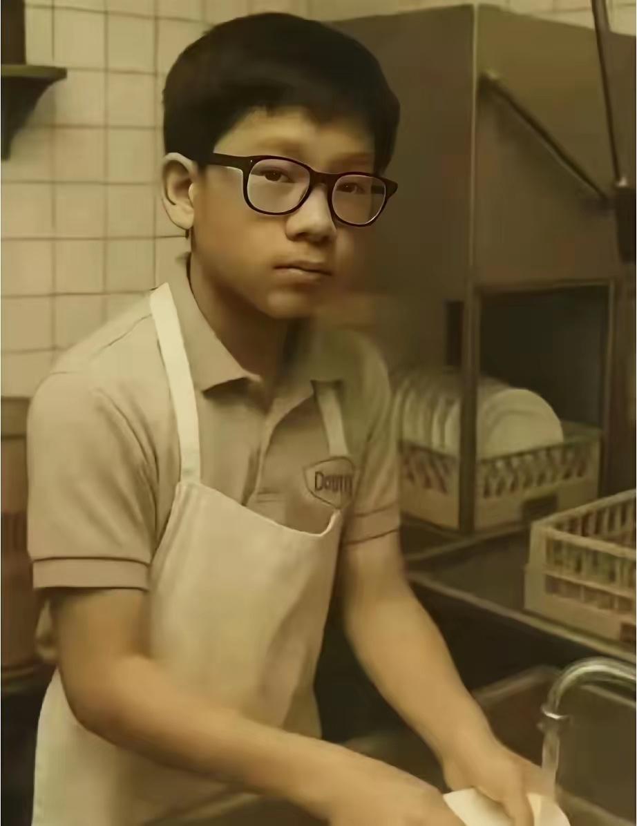 这张照片里洗碗的少年，正是如今英伟达（NVIDIA）的创始人——黄仁勋，他9岁中