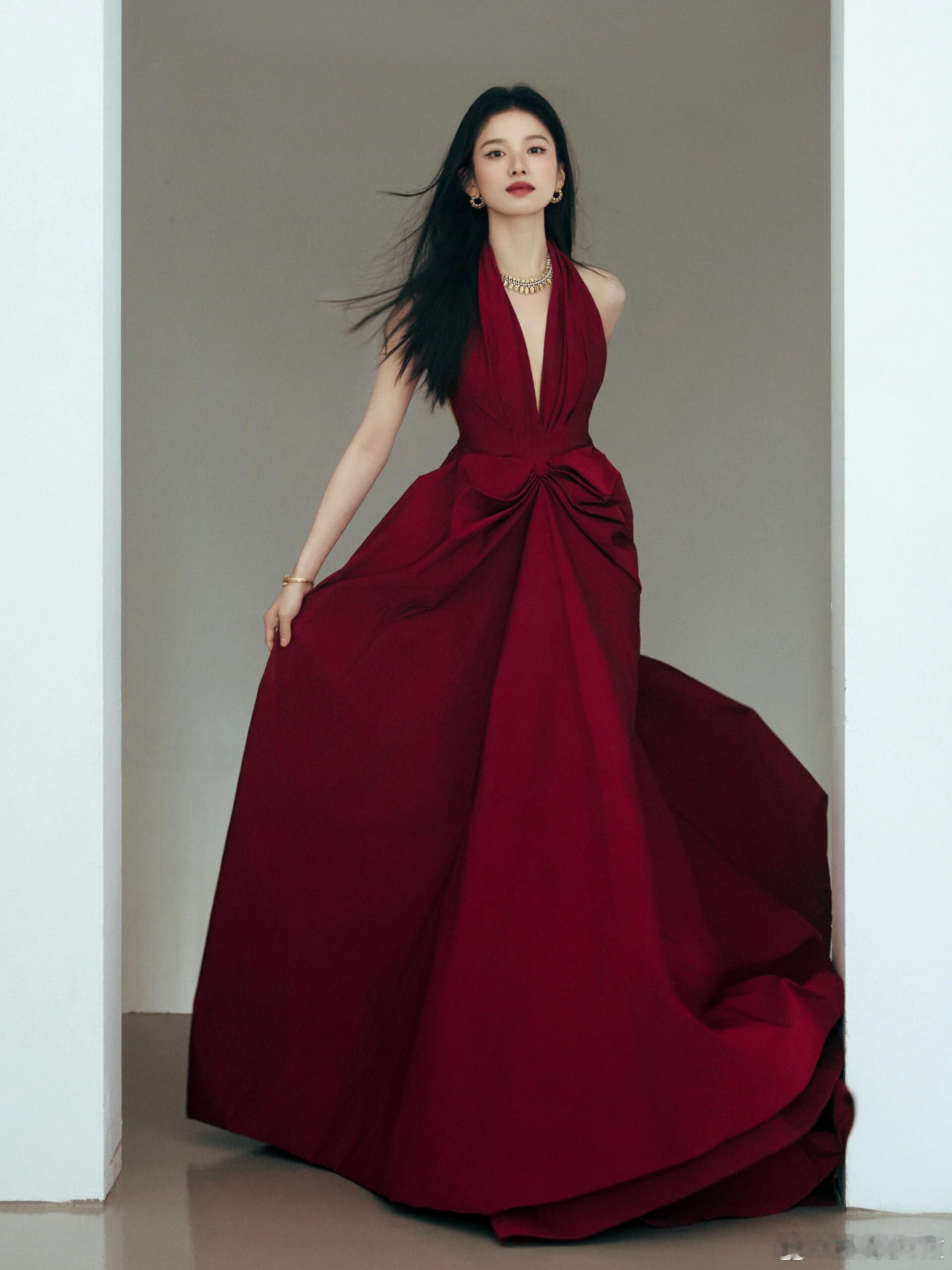 在逃公主张婧仪逃到红毯上 张婧仪这颜值太能打了，流光溢彩的公主裙在灯光下闪耀夺目