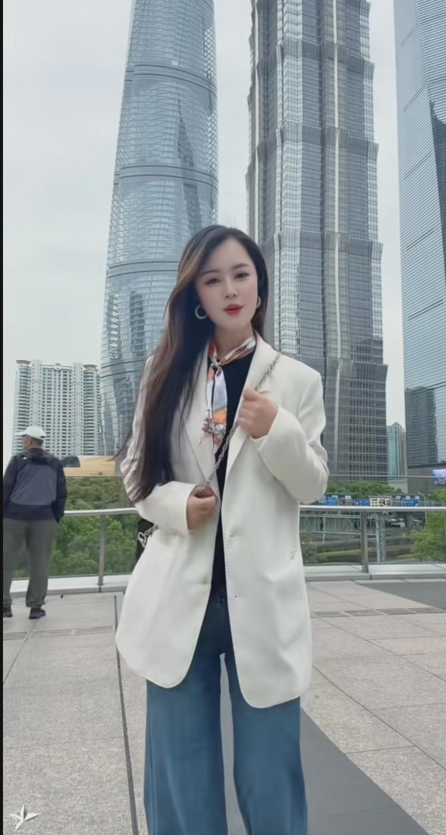 都市白领穿搭指南：白色西装外套+牛仔裤，时尚又干练！ 搭配亮点解析
这套穿搭中，
