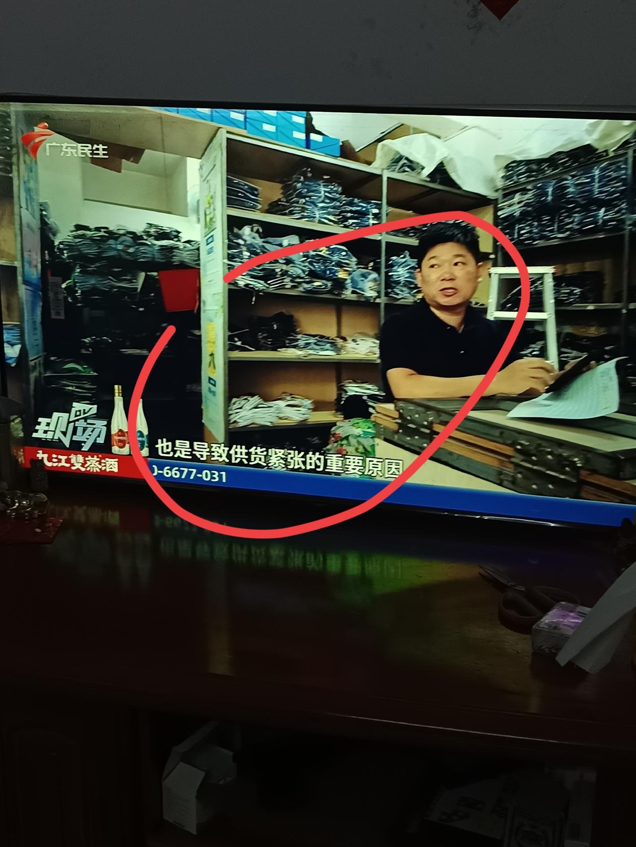 我终于知道了
为什么当年在学校是统一购买校服的
现在却要家长自己购买




你