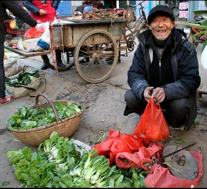 年过七旬老菜翁，
蹲坐路旁叫卖声，
菜样虽好无人问，
………请友续补………？
[