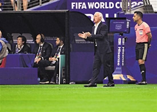 世界杯赛场硝烟还没完全散去，多支球队主教练接连递交辞呈宣布离任，豪门队伍扎堆迎来