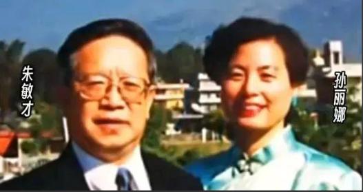 2005年，中国驻尼泊尔大使馆的外交官朱敏才退休后，不顾儿女们的反对，带着妻子离