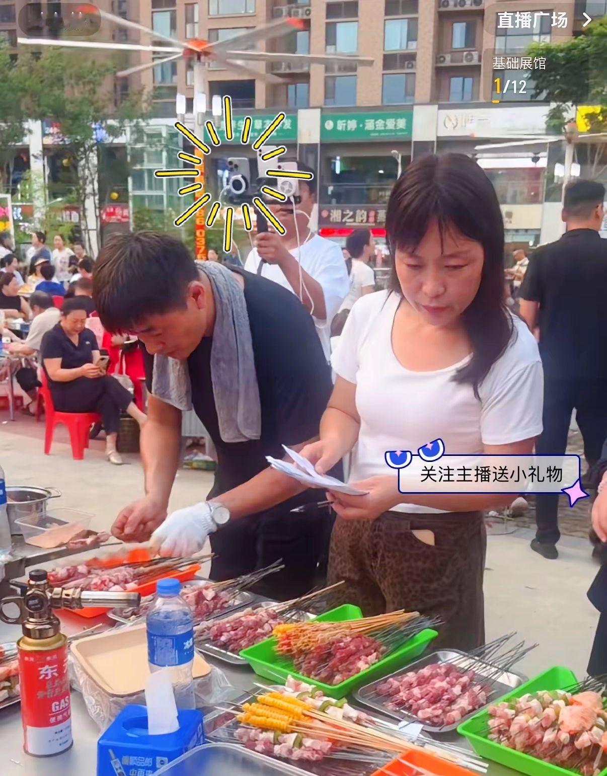 烧烤陈杰是彻底接住这流量了！
今天，陈杰的烧烤摊前依然人山人海。近30个就餐位都