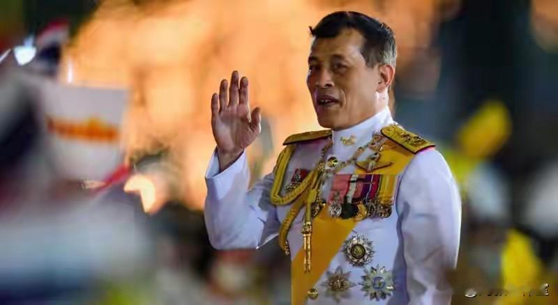 泰国国王访华，这是一件开创历史的大事。因为在历史上还没有泰国现任国王来华访问过，