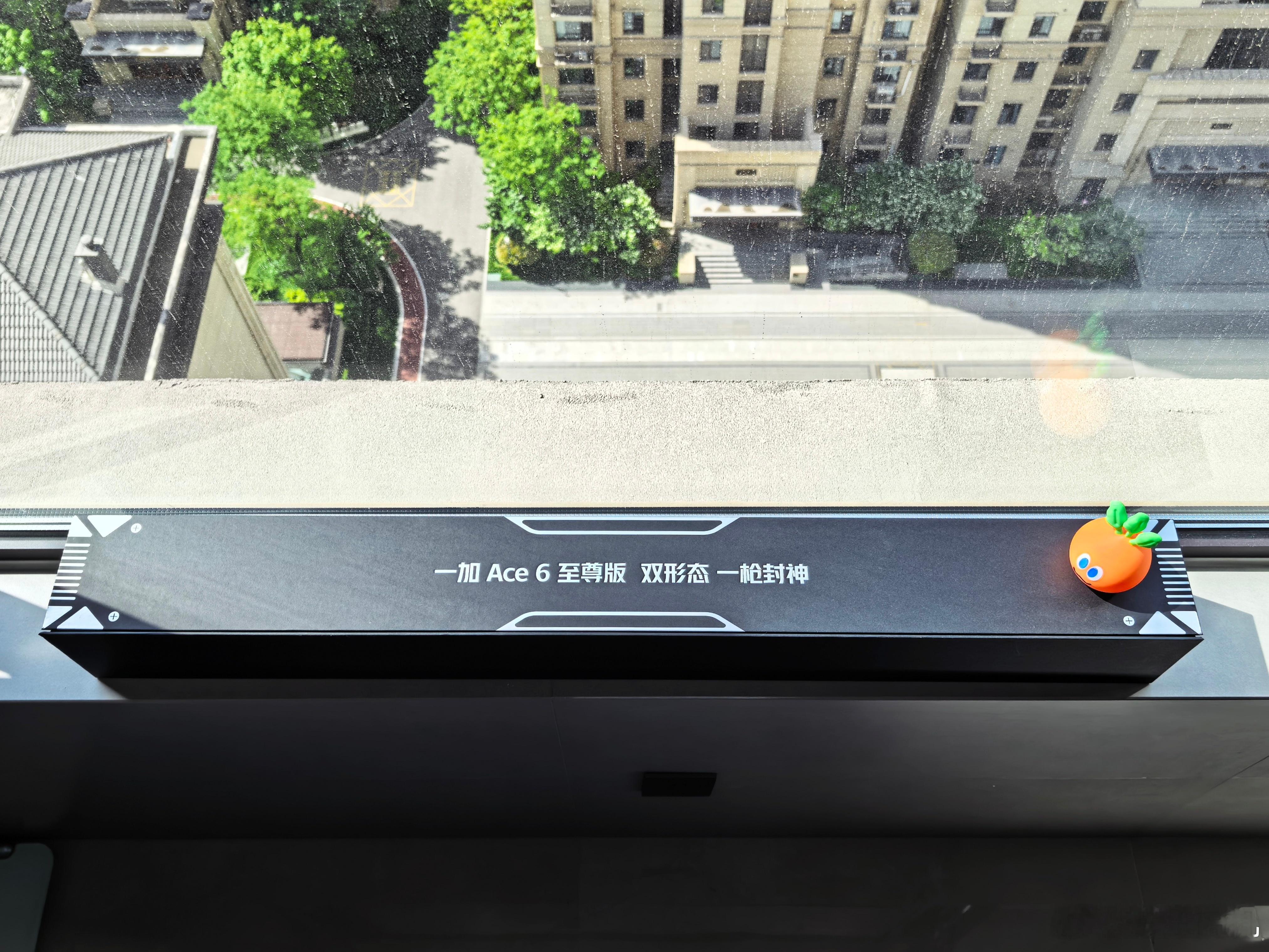 一加ACE6至尊版邀请函是一把枪型手柄伞暗示这次手机的两种形态，一面手机，一面掌