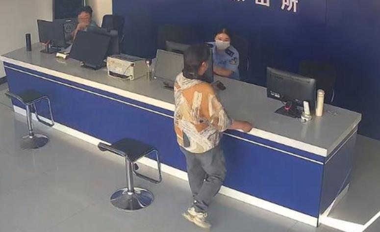 “笑盈盈的，像递来一袋青菜！”7月9日，湖北襄阳，一女子在河边发现一枚锈蚀手榴弹