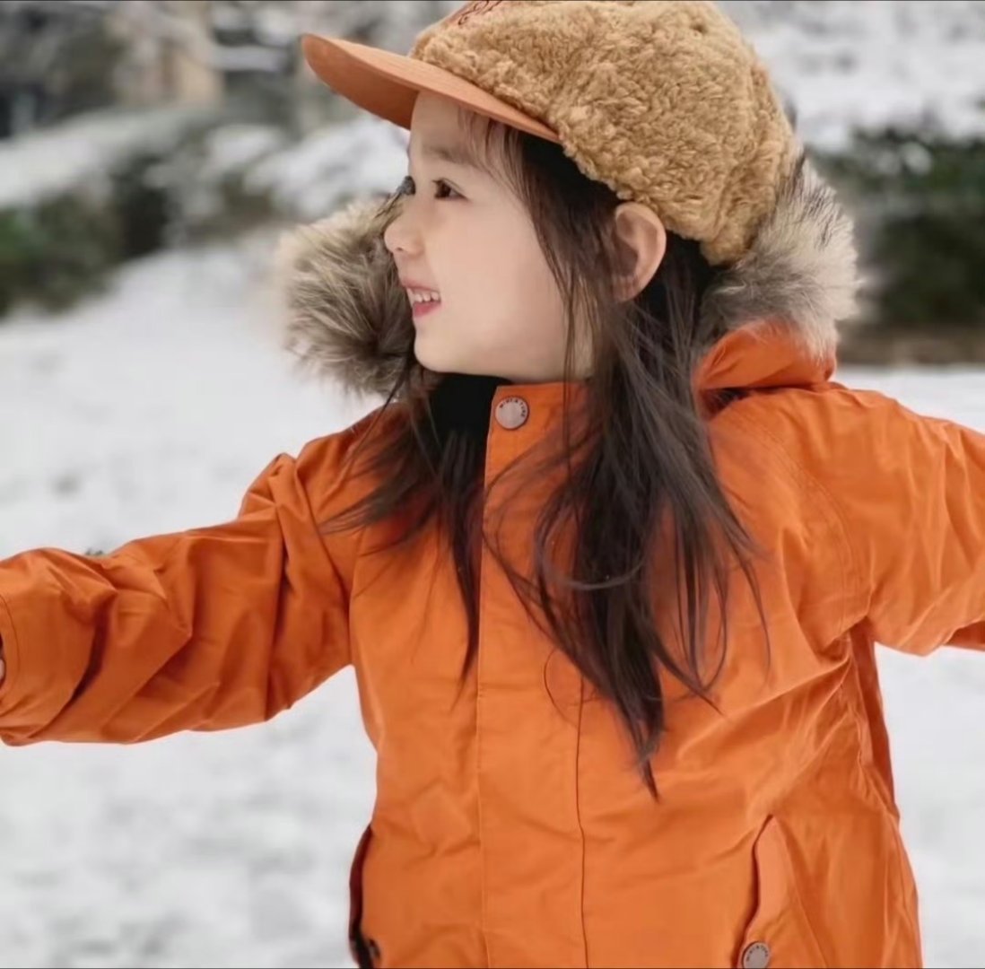 小酒窝赶早班机脸也肿 这个小孩子真的是很有明星样子 ​​​