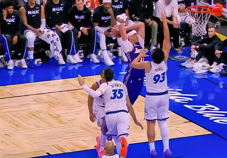 幸运女神三连击，湖人渡劫成功！
连胜怎能没有绝杀的剧本呢？今日湖人客场105比1