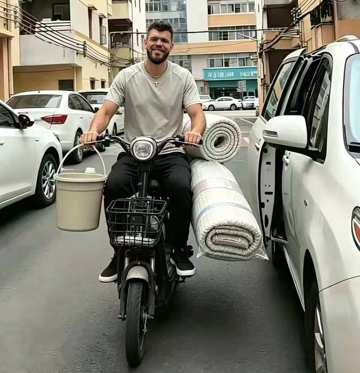 广东队最新消息，2米11新外援抵达东莞，借队友的电动车，去买了床上用品……
在刚