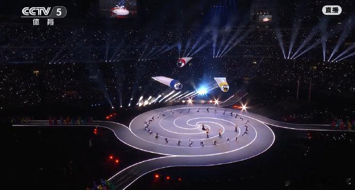 开幕式颜料管真落下颜料了 2026年米兰冬奥会开幕式拉开大幕在指挥家的引领下，人