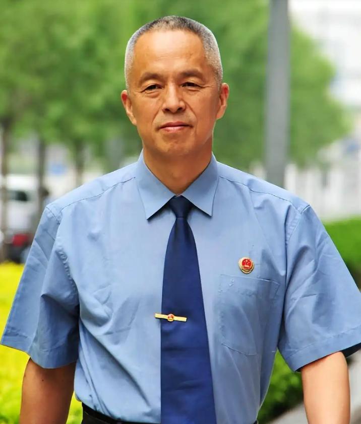 1991年，河南鹿邑县农民胥敬祥在酒桌上脱了件外套，露出里面一件绿色毛背心，就这