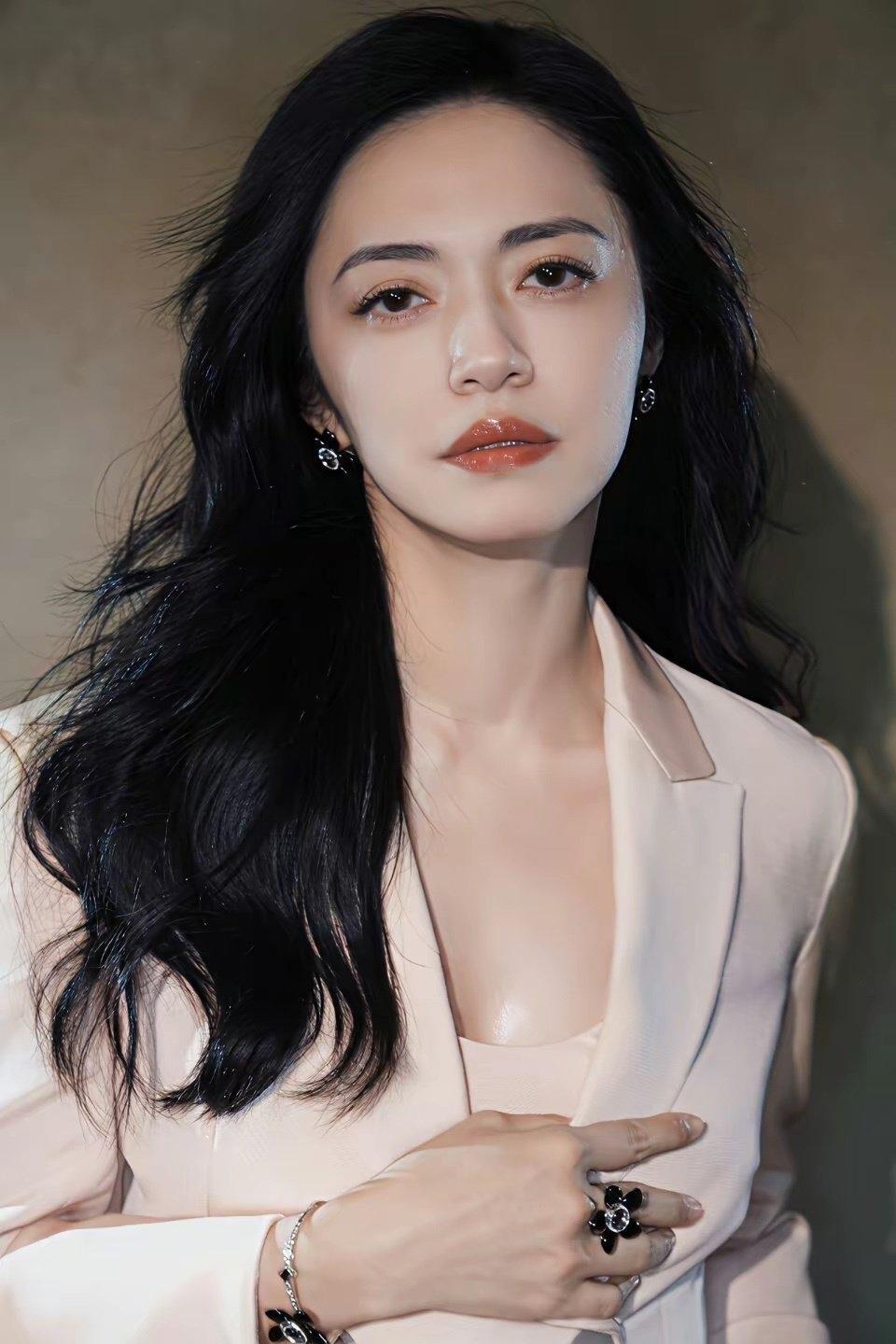 真不理解姚晨这波操作，
明明自己手握两大爆剧《潜伏》和《武林外传》，完全可以躺赢