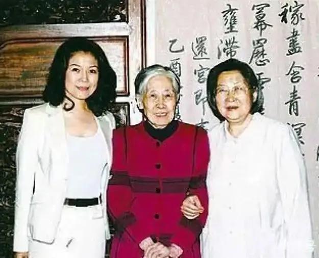 那年，毛主席的女儿李敏带着女儿孔东梅，专程看望少奇同志的夫人王光美。王光美一直非