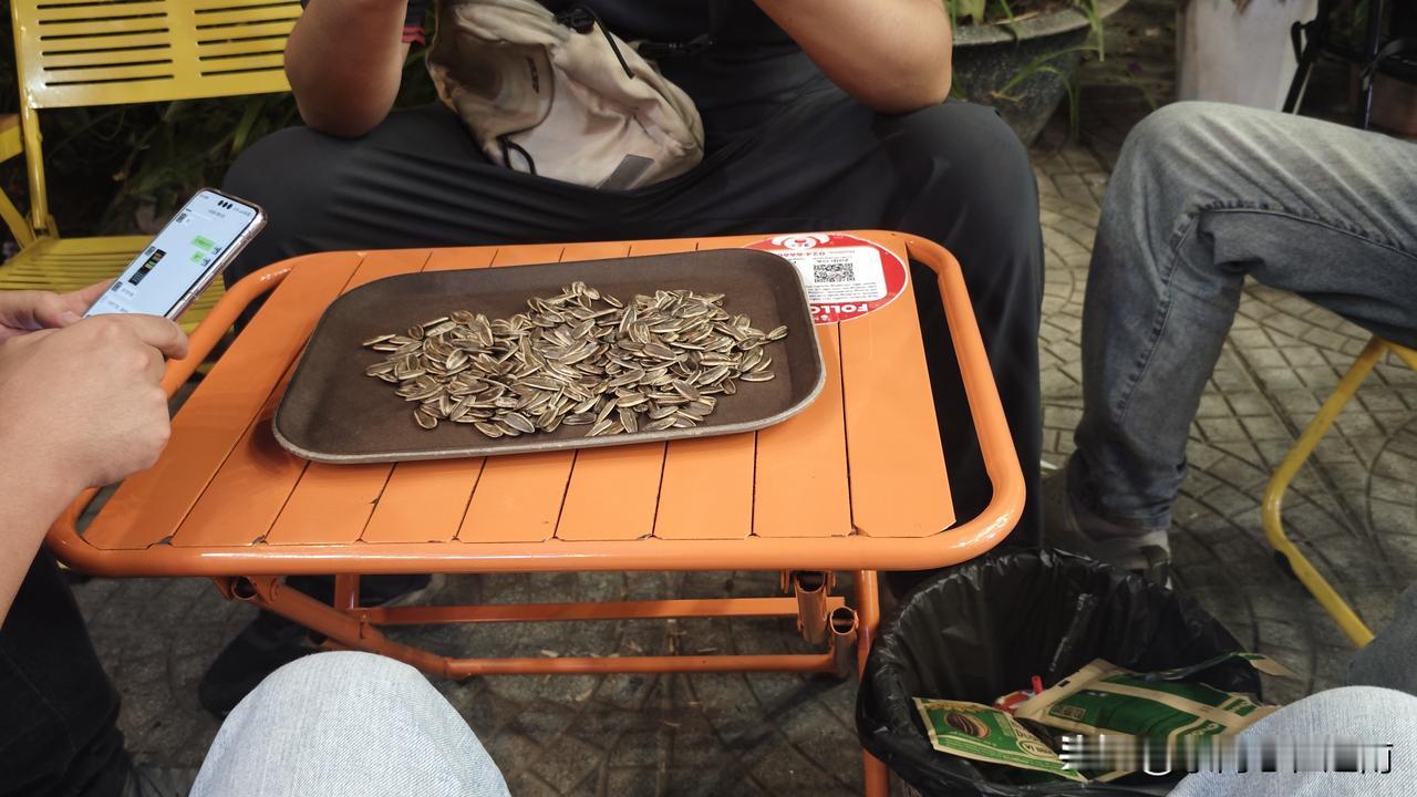 中方同事要回国，晚上十几个人一起搞了聚会，欢送同事回国，说实话真的有些不舍，在国