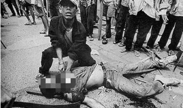 1965年印尼屠杀华人现场,一群华人被如同牲口一样捆绑着押赴刑场,一路上哭喊声不