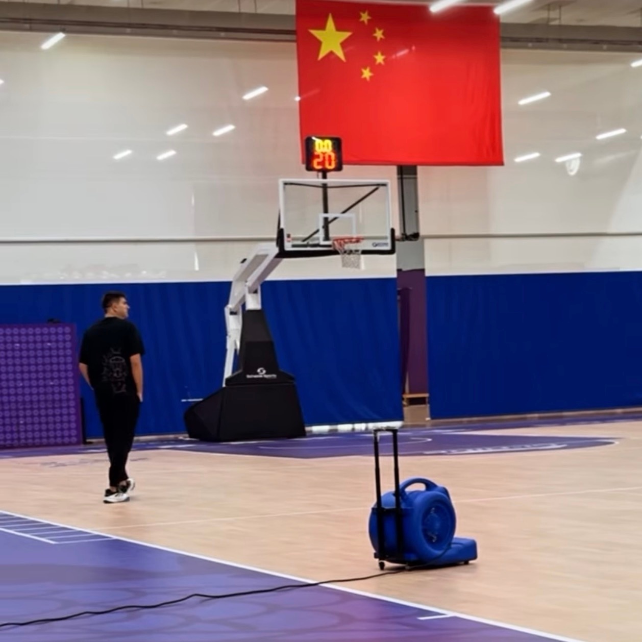 北控男篮新帅哈里斯到队 cba