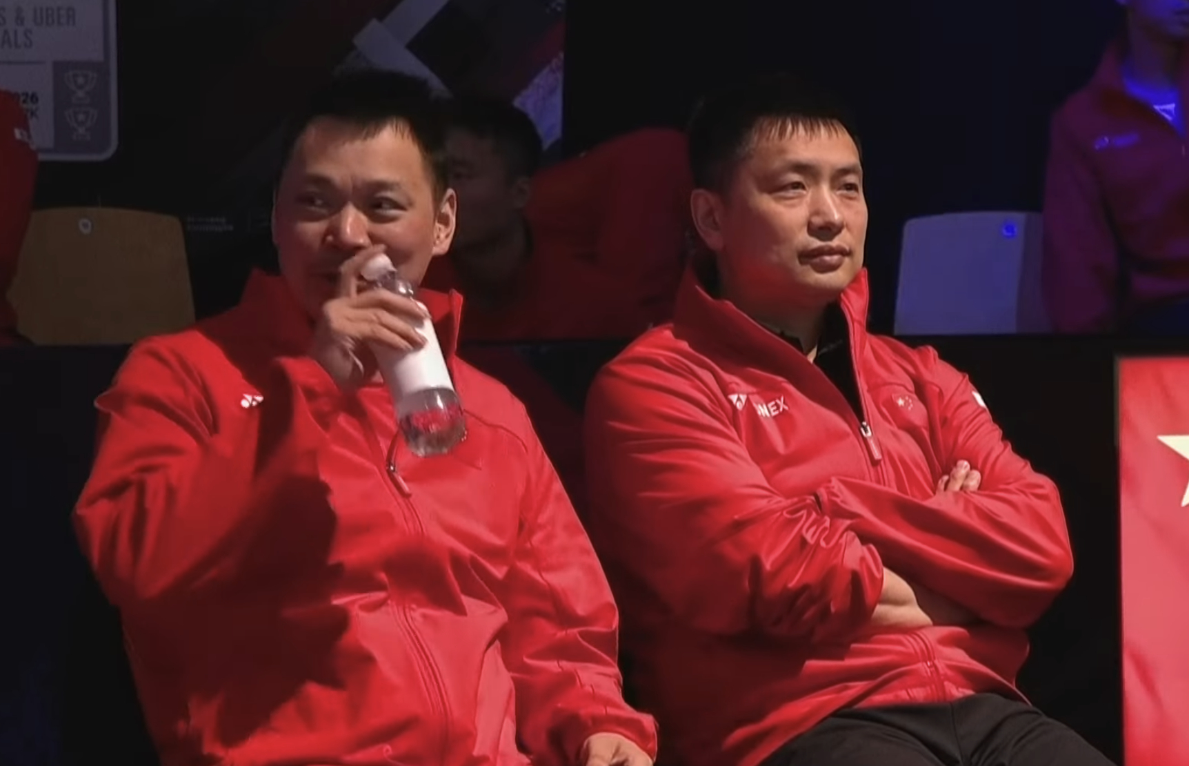 老夏和老陈，目前神态相对轻松李诗沣获胜激情呐喊汤杯国羽vs印度中国羽毛球队为国羽