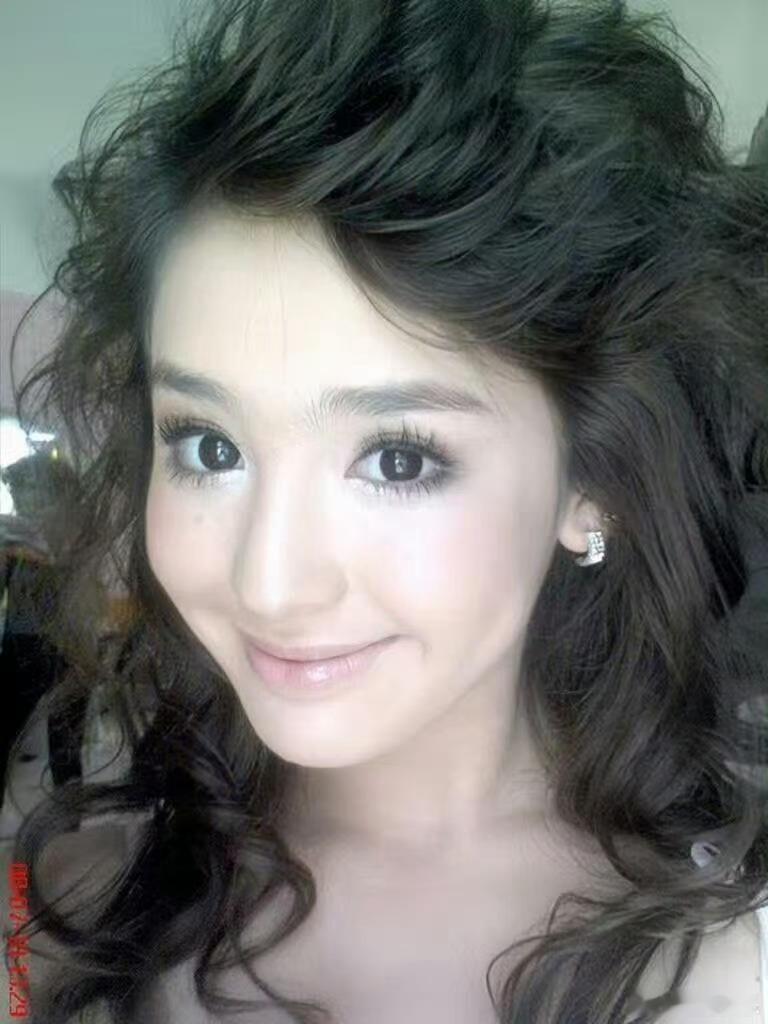 16岁的娜扎好嫩啊，好权威的一张脸！这和洋娃娃有什么区别