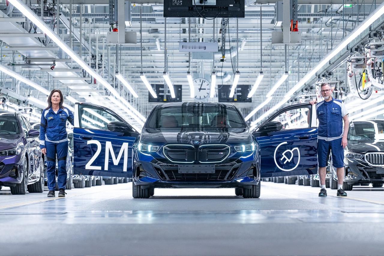 宝马第200万辆电车在丁格芬工厂下线了，车型是i5 M60 xDrive，宝马2