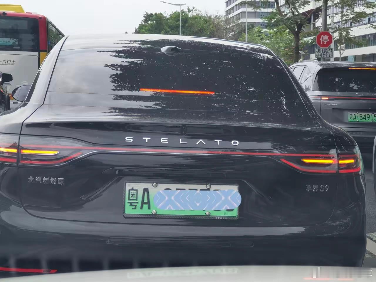 说实话，每次在路上看到这辆车的英文商标，总让人感觉挺尴尬的。一眼瞟过去，就像是S