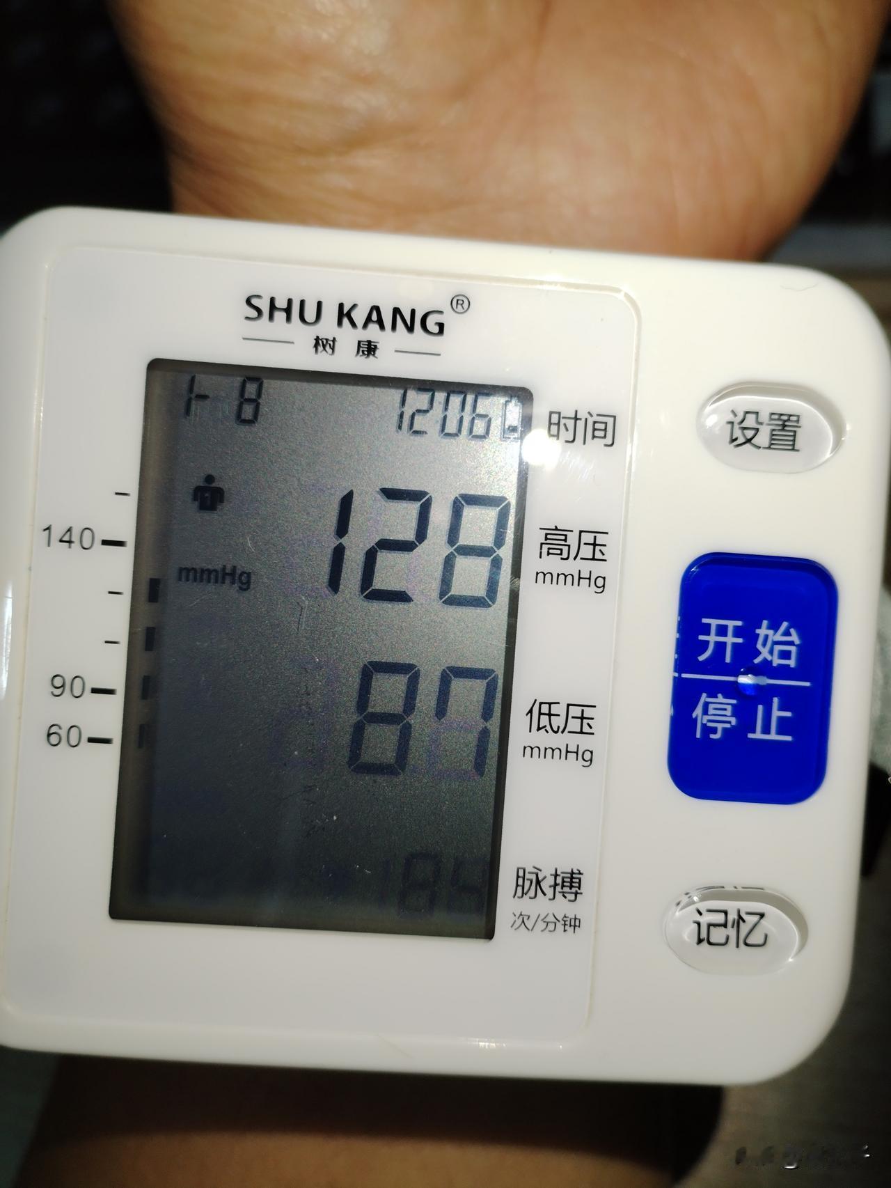 今天是 7 月 7 号 星期二 也是小暑，天气闷热闷热的 下了几场小雨。
今天的