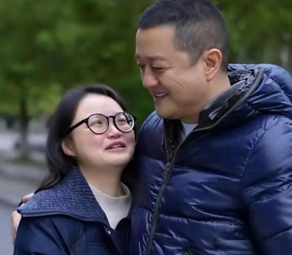 “谁看了不泪目！”汶川地震李亚鹏曾伸出援手救助的女孩，时隔多年，如今自己事业深陷