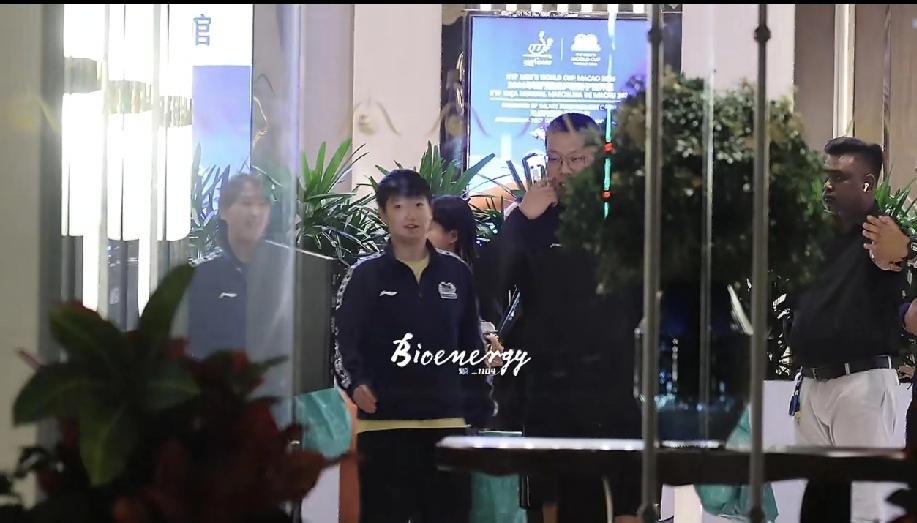 晚宴这么快就下班了？[笑哭]
出席2026澳门世界杯球员欢迎晚宴的孙颖莎、王曼昱