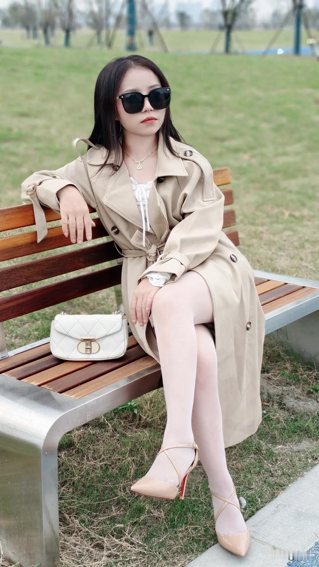 丝袜美女总能让人眼前一亮。在网络上，有好多性感美女室内丝袜美腿写真的视频。那些穿