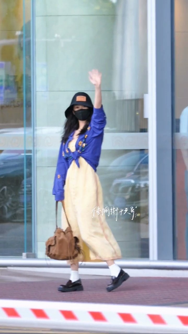杨紫白雪公主配色杨紫蓝色花朵刺绣衬衫 杨紫蓝色花朵刺绣衬衫配黄色裙子，私服也好看