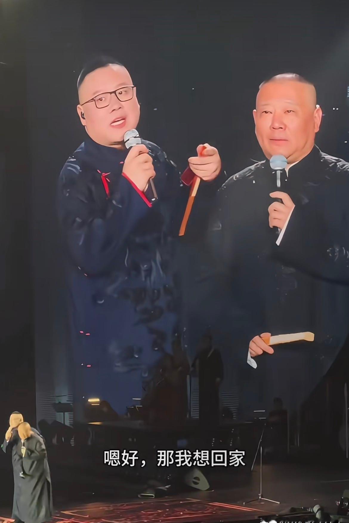 岳云鹏一张嘴，马上跑调！

全场却笑到手机都掉地。

五环大合唱时老郭从后台蹿出