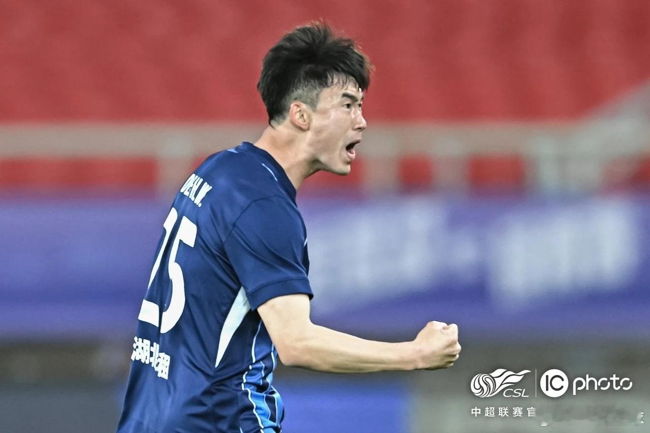 怕什么来什么！邓涵文昨晚激活了自己近四年没更新的微博发文告别三镇，今晚三镇做出回