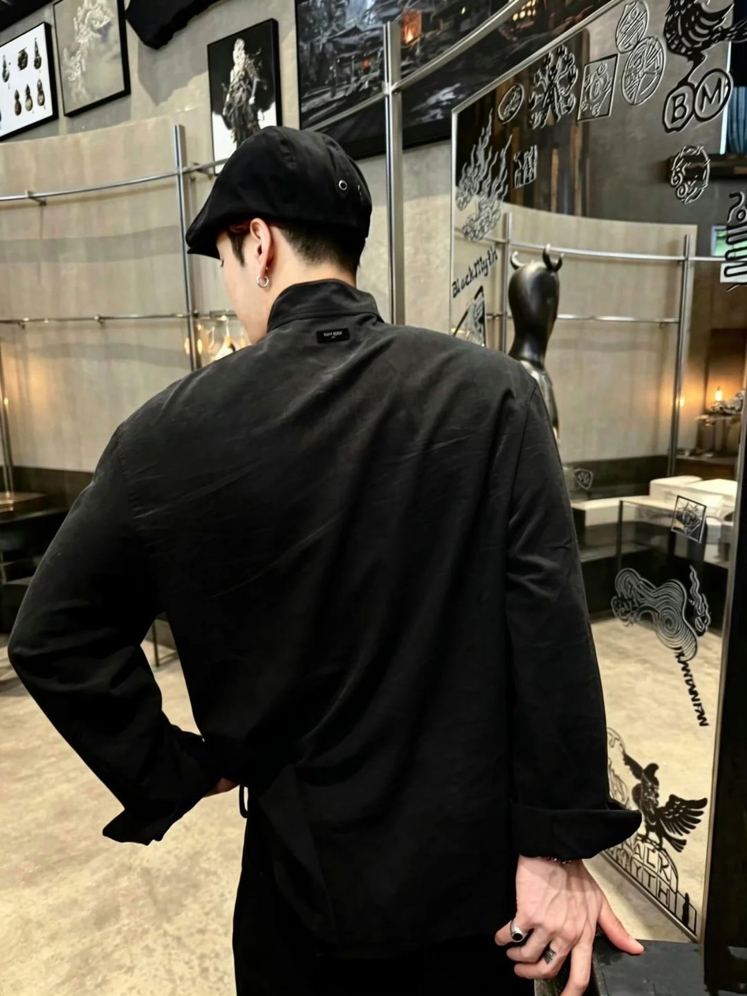 法国街头偶遇王嘉尔王嘉尔路人偶遇休闲黑衣王嘉尔，素颜生图依旧能打，羡慕你们这些偶