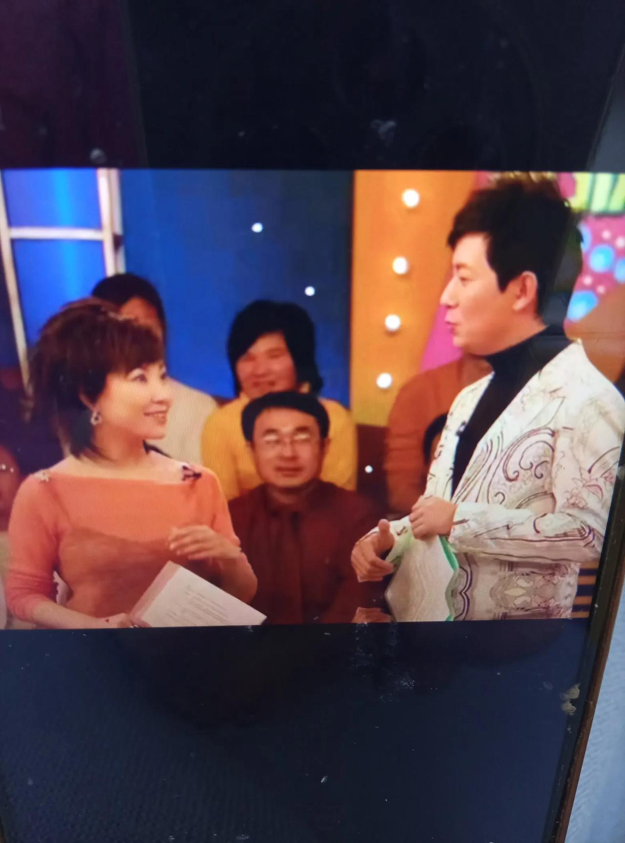 原来她才是戴军暗恋的人，朝夕相处相处合作了二十年，李静与黄小茂结婚后，戴军也关上