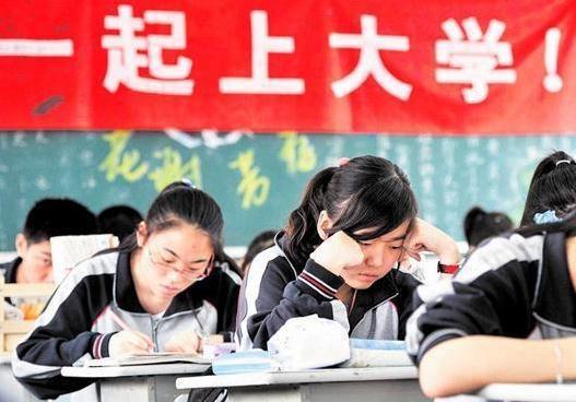 你能想象吗？考出609分，本该是全家庆贺的时刻，这户人家餐桌上连口热饭都做不出来