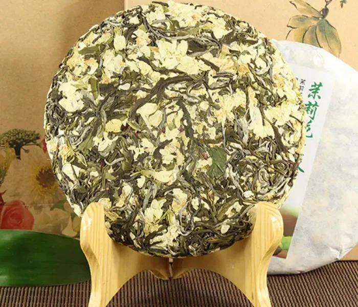 茉莉香茶。
火光摇曳，香气升腾，
共度悠闲时，情谊悠长。