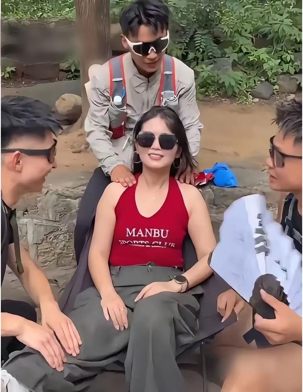 全网刷屏！富婆豪横登泰山，30名帅哥轮番护送，全程脚不沾地登顶
 
最近，泰山一