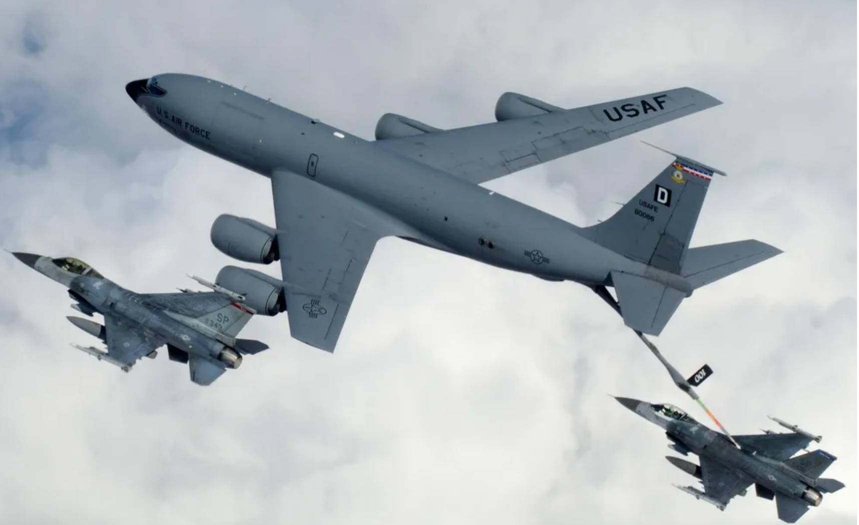 🔻美军现役KC-46加油机100+架，KC-135R/T加油机314架。🔻目